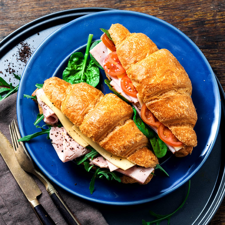 'Croissant' de pavo, queso, espinacas y tomate