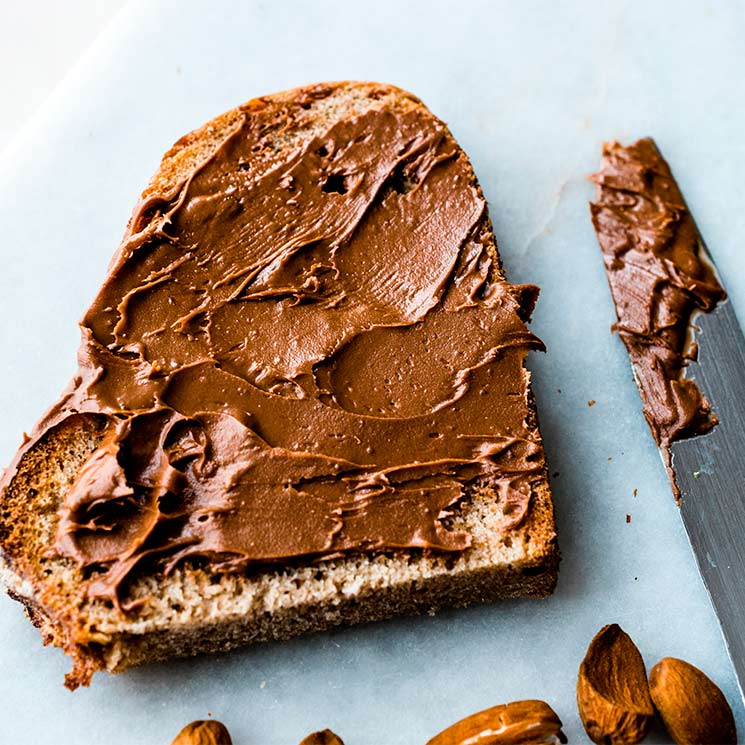 Pan con crema de chocolate, almendras y sal
