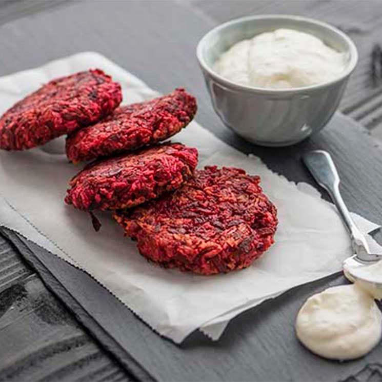 Hamburguesa de arroz y remolacha con salsa de coco y rábano picante