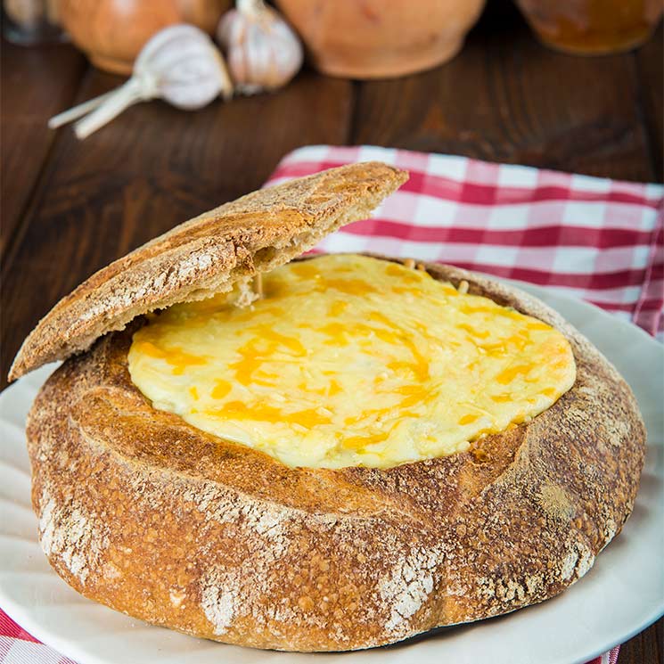 Hogaza de pan rellena de brandada de bacalao y queso gratinado