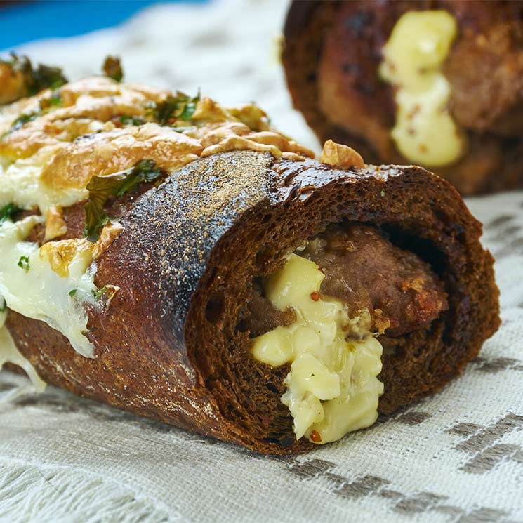Baguette integral rellena de albóndigas y gratinada con queso