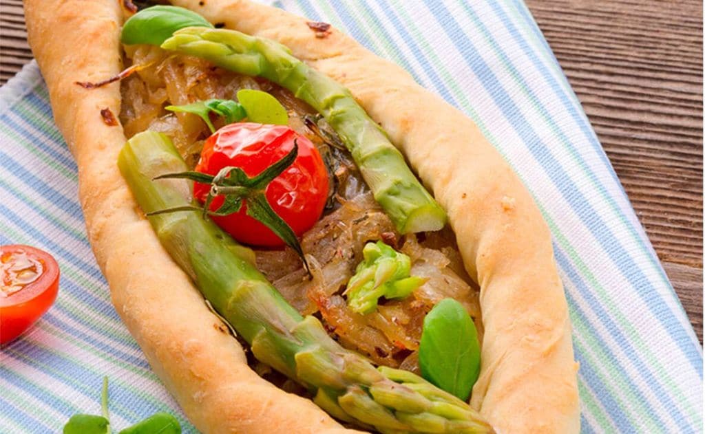 Pan relleno de trigueros, cebolla y tomate cherry