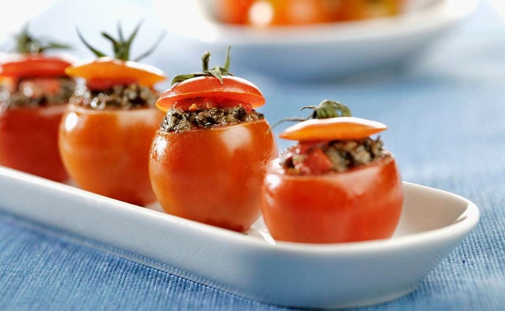 Tomatitos rellenos de 'tapenade' de aceitunas negras y pistacho
