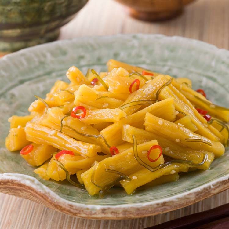 Daikon encurtido con espagueti de mar y chile