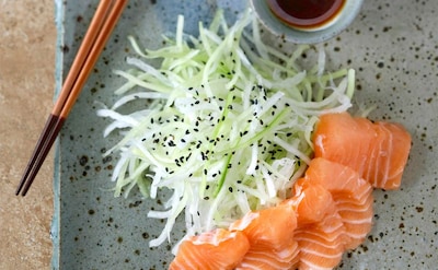 'Sashimi' de salmón con daikon
