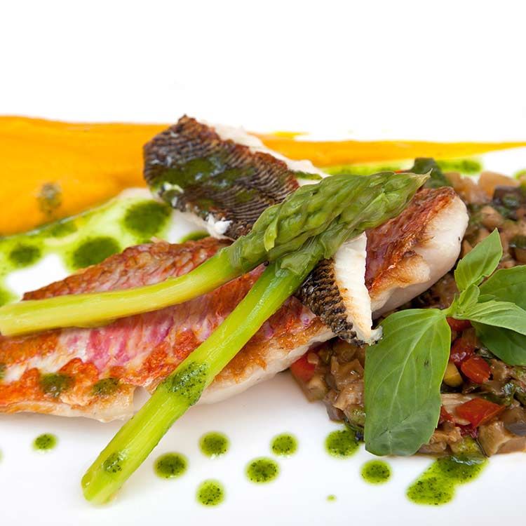 Salmonetes con pisto, trigueros y salsa 'rouille'