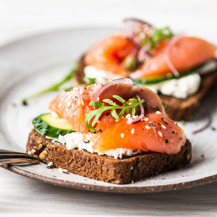 Tostadas integrales de salmón, pepino y queso