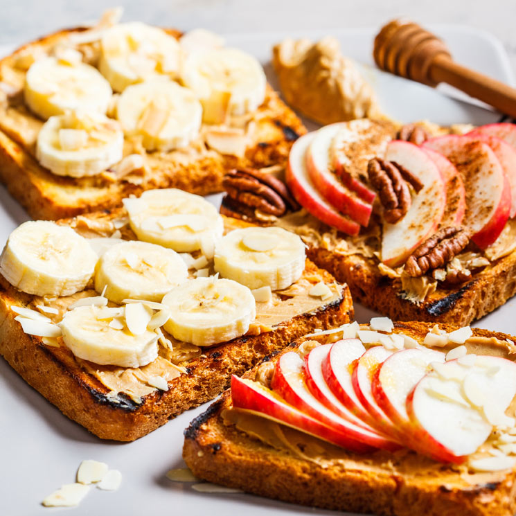 Tostadas de crema de cacahuete y fruta
