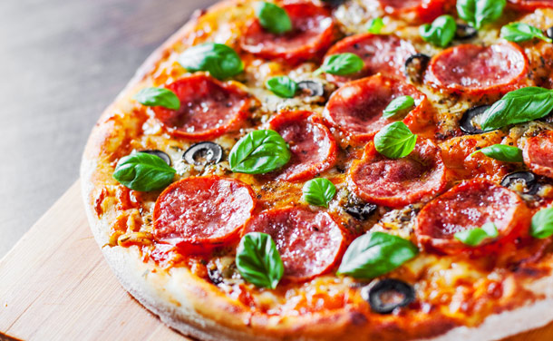 Pizza de pepperoni y mozzarella