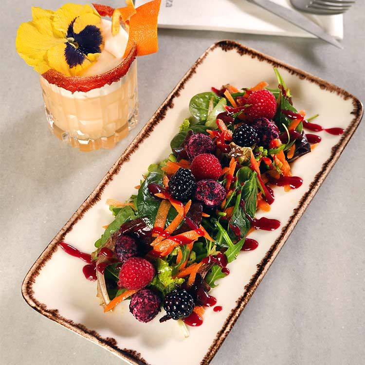 Ensalada de frutos rojos con queso de cabra y vinagreta de mezcal