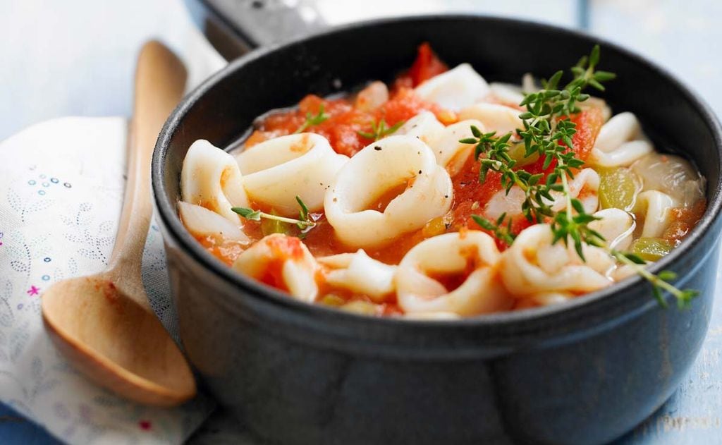 Guiso de calamares con tomate al estilo provenzal
