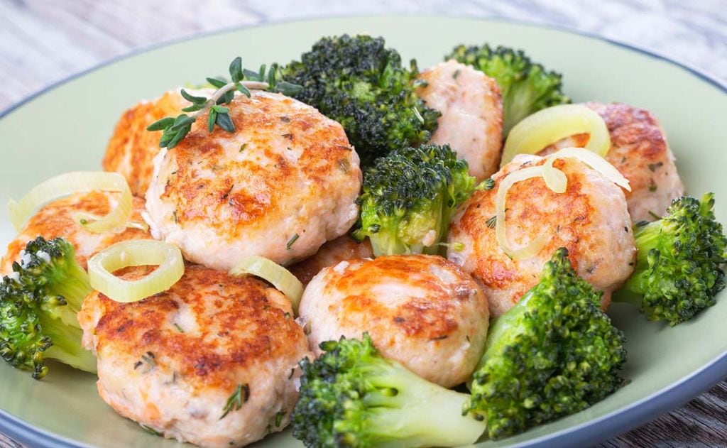 Albóndigas de salmón con brócoli