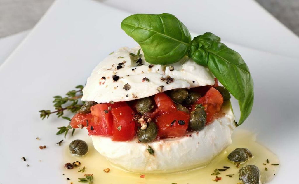 Mozzarella rellena de tomate y alcaparras con aceite picante