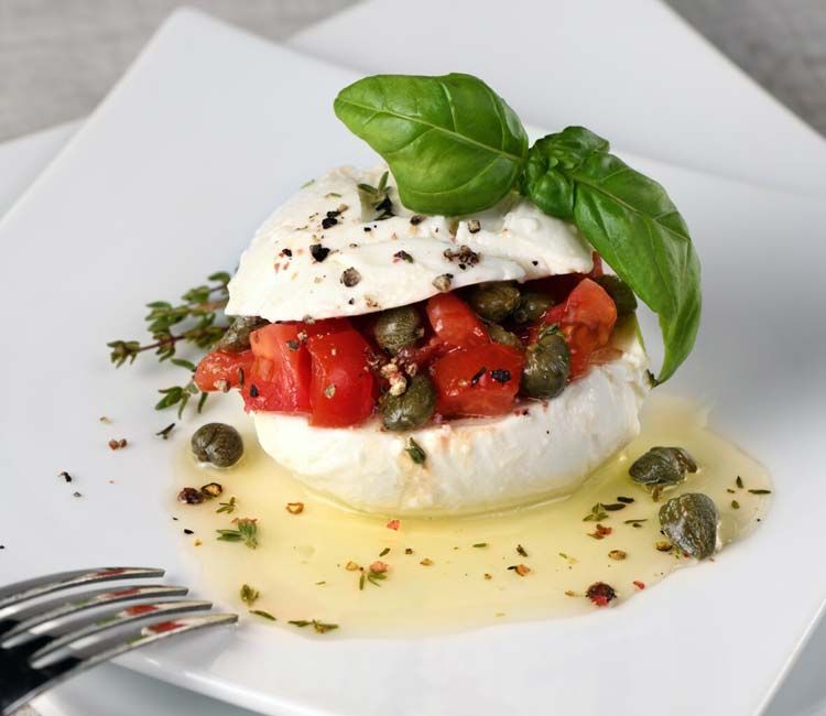 Mozzarella rellena de tomate y alcaparras con aceite picante