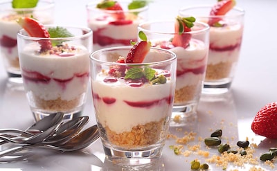 'Trifle' de fresa y quark con pistachos