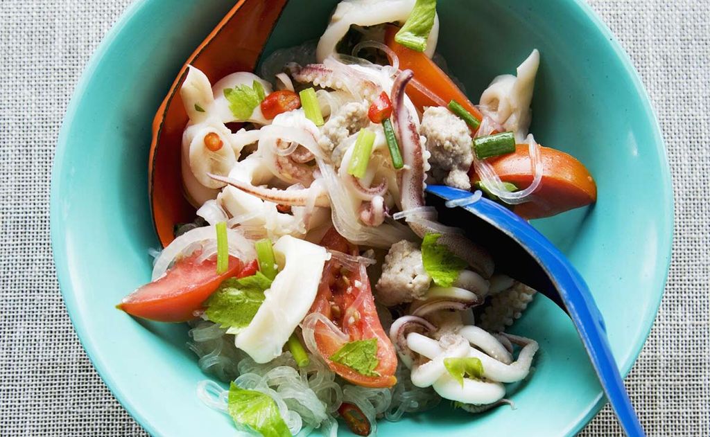 Ensalada de sepia con verduras y fideos chinos