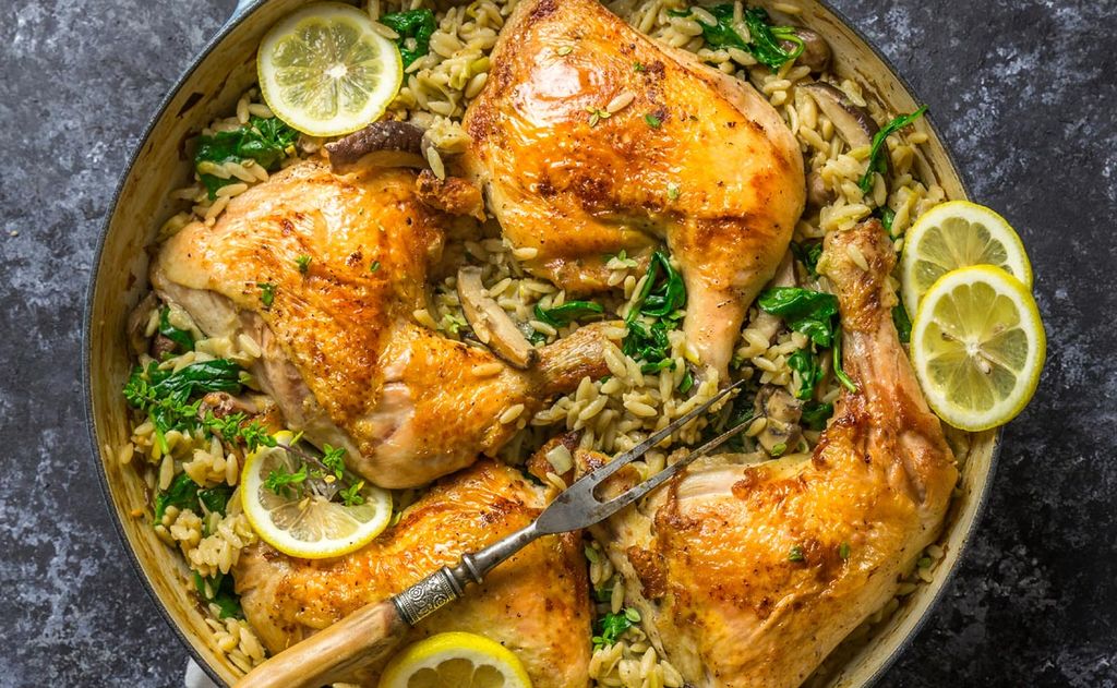 Pollo con arroz, limón y espinacas