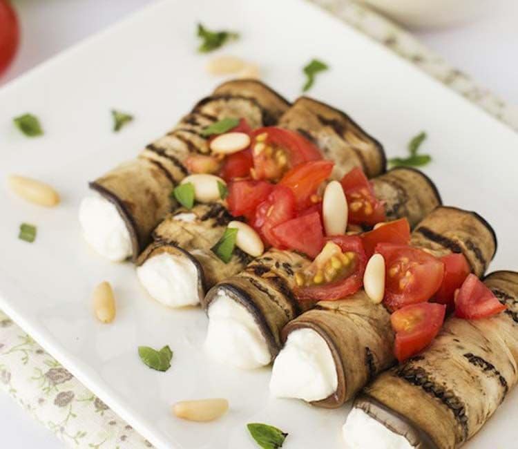 Rollitos de berenjena con 'ricotta', tomate y piñones