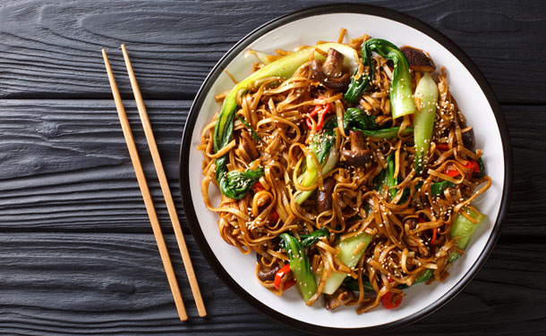 'Noodles' con setas y 'pak choi'