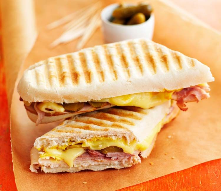 'Panini' mixto con mostaza y pepinillos
