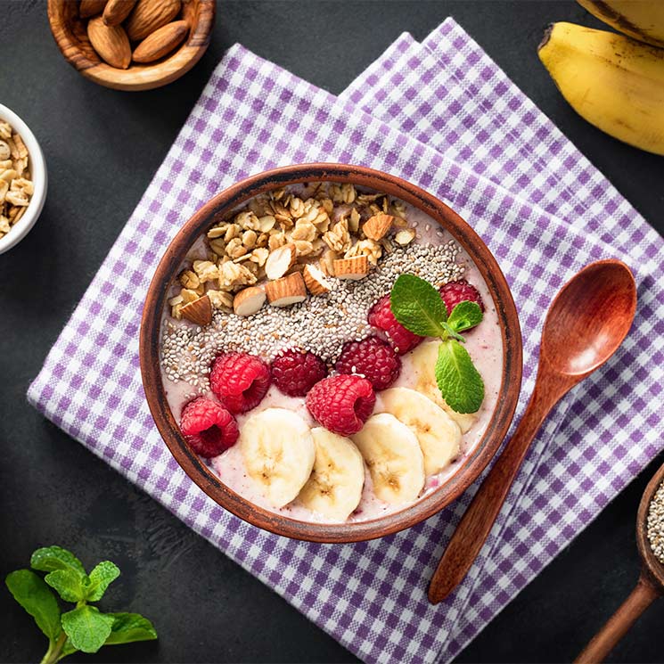 Bol de chía con muesli, frambuesas y plátano