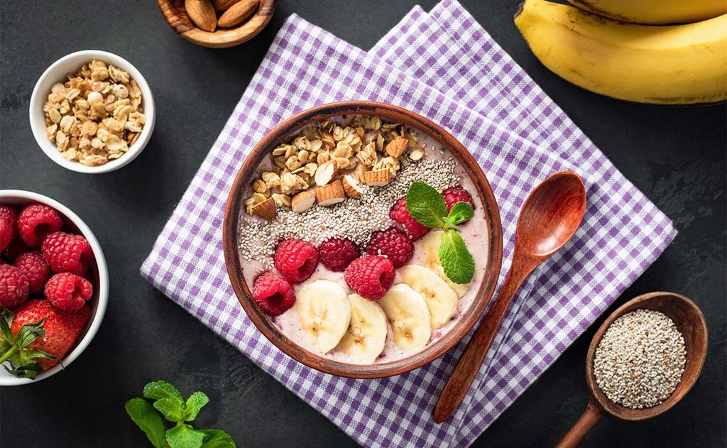 Bol de chía con muesli, frambuesas y plátano