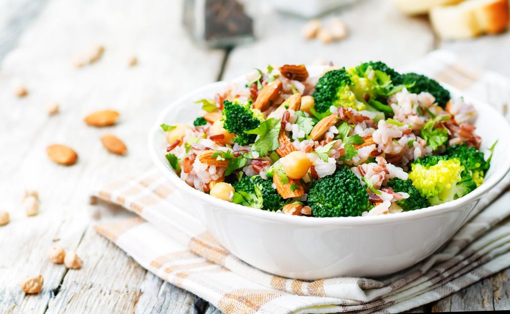 Ensalada de brócoli, arroz y garbanzos