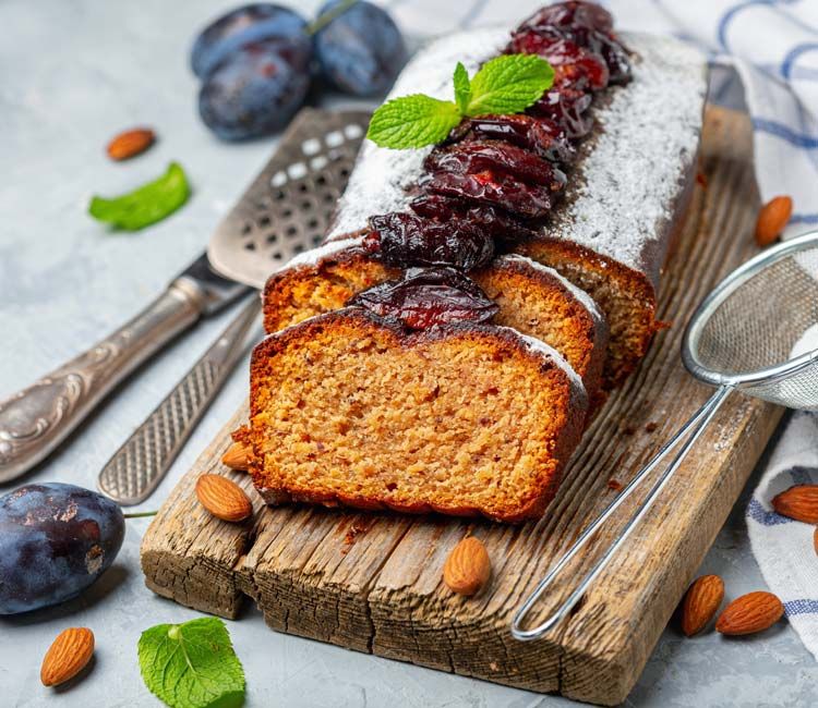 'Plum cake' de almendras con ciruelas confitadas