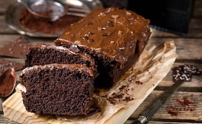 'Plum cake' de chocolate con cobertura al café