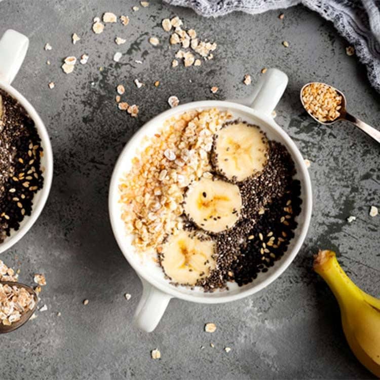 'Porridge' con plátano, arroz inflado y semillas