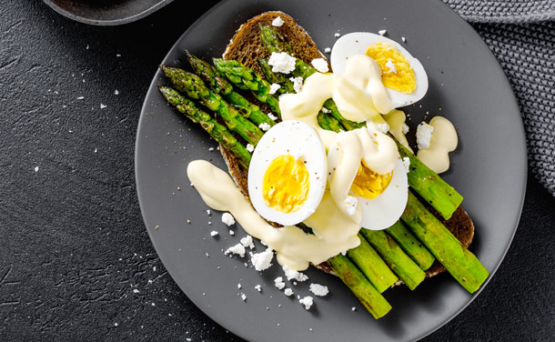 Tosta de espárragos, huevos y mayonesa 'light'