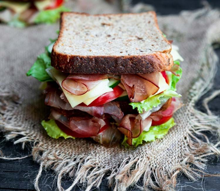 Sándwich vegetal con jamón y queso