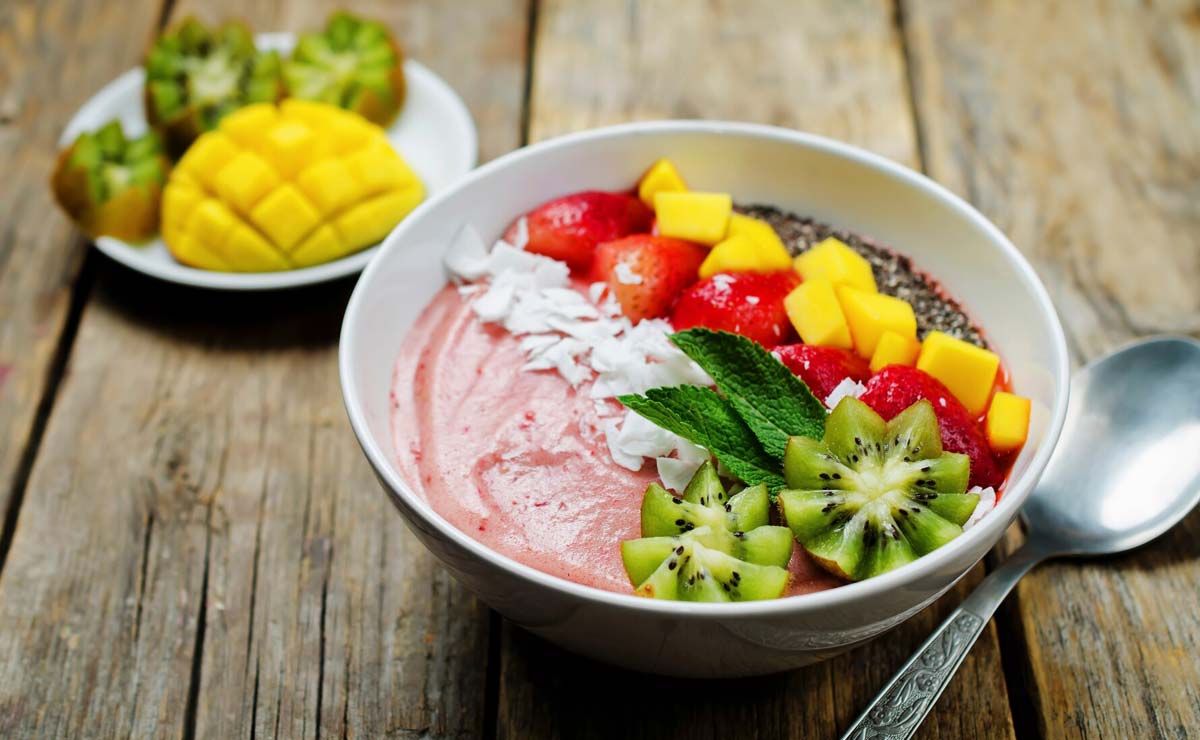 'Smoothie bowl' de fresa con kiwi, coco, mango y chía