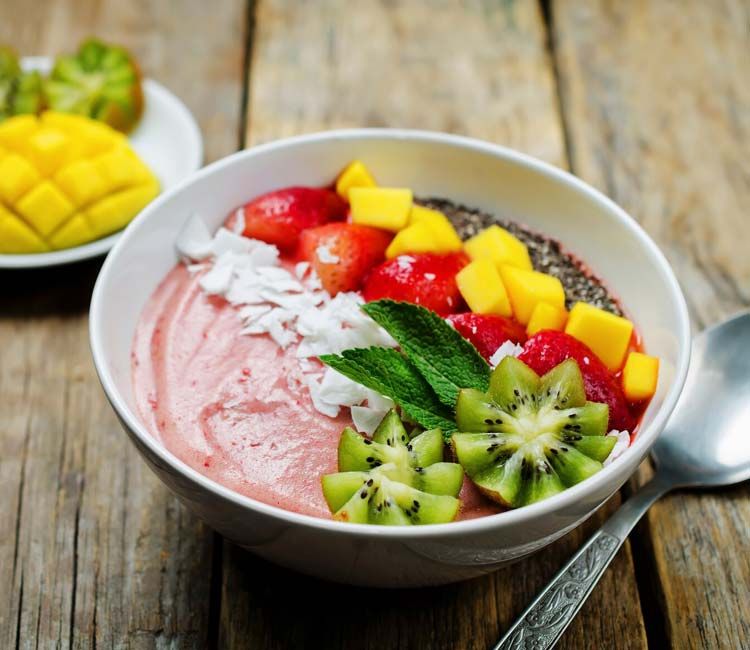 'Smoothie bowl' de fresa con kiwi, coco, mango y chía