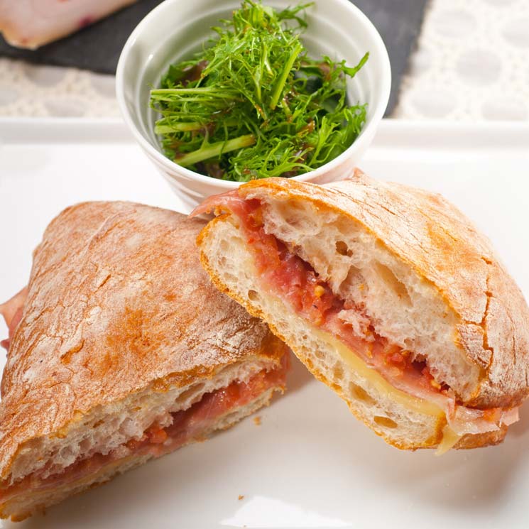 Mini chapata con jamón serrano y queso