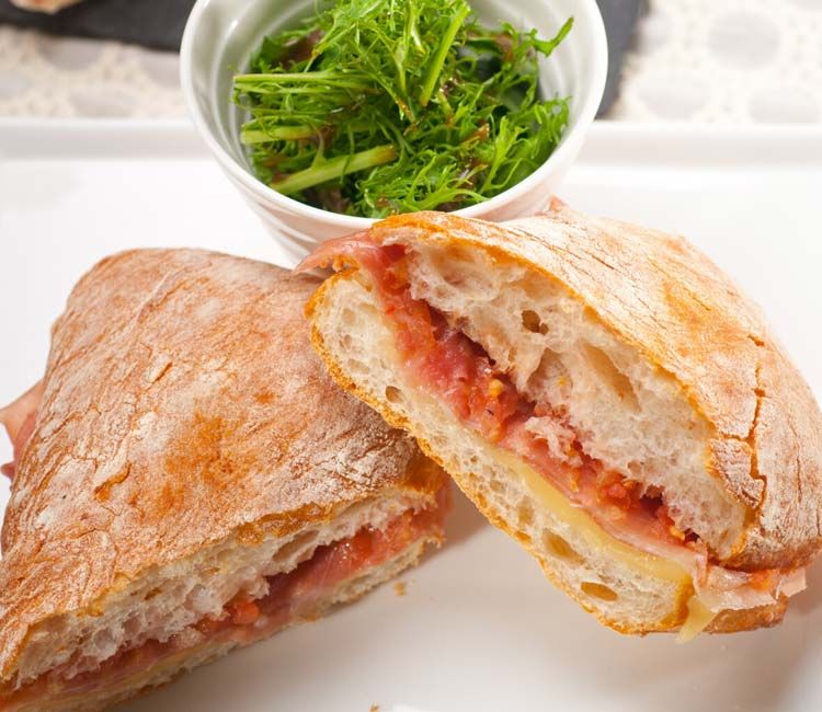 Mini chapata con jamón serrano y queso