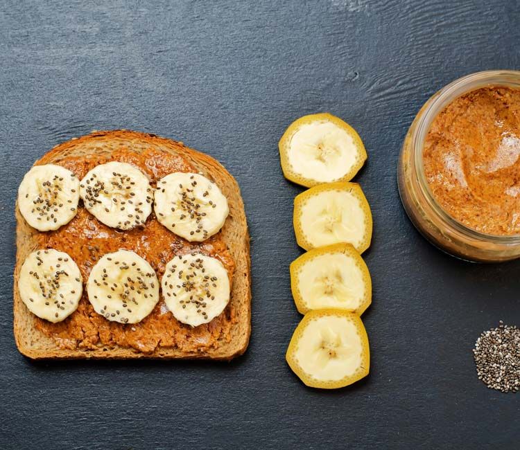Tostadas con crema de cacahuete, plátano y sésamo