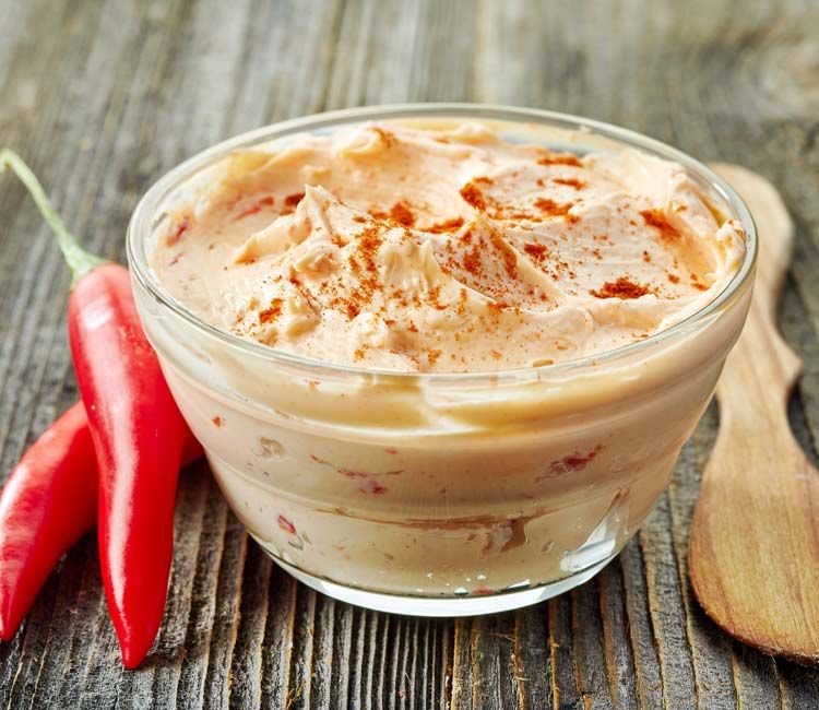 Salsa de crema de brie con chile y tomate en polvo