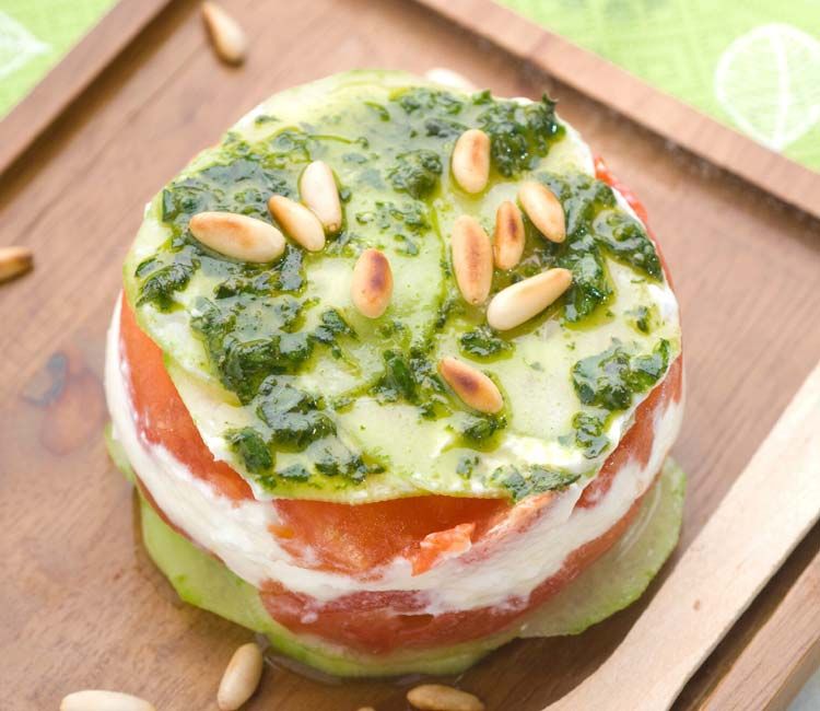 Timbal de 'pistou', tomate, pepino y mozzarella
