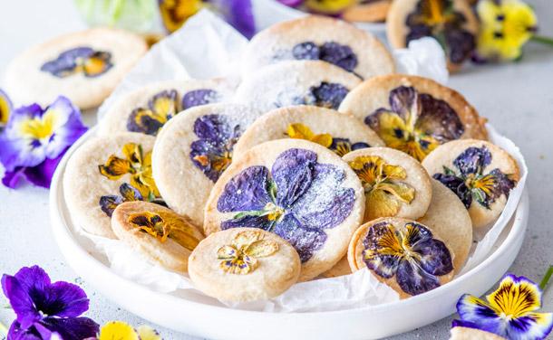 Galletitas de mantequilla con flores cristalizadas
