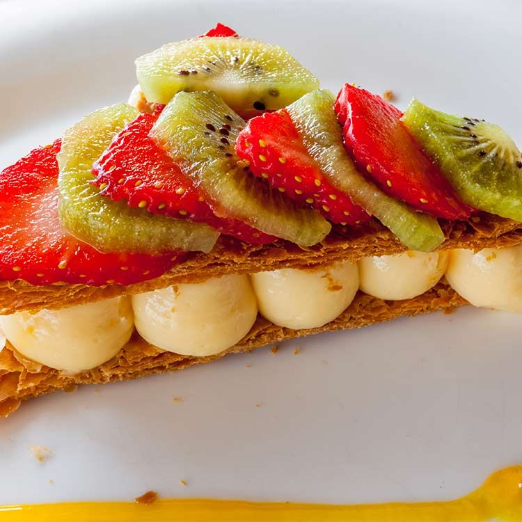Pastel crujiente con frutas y muselina