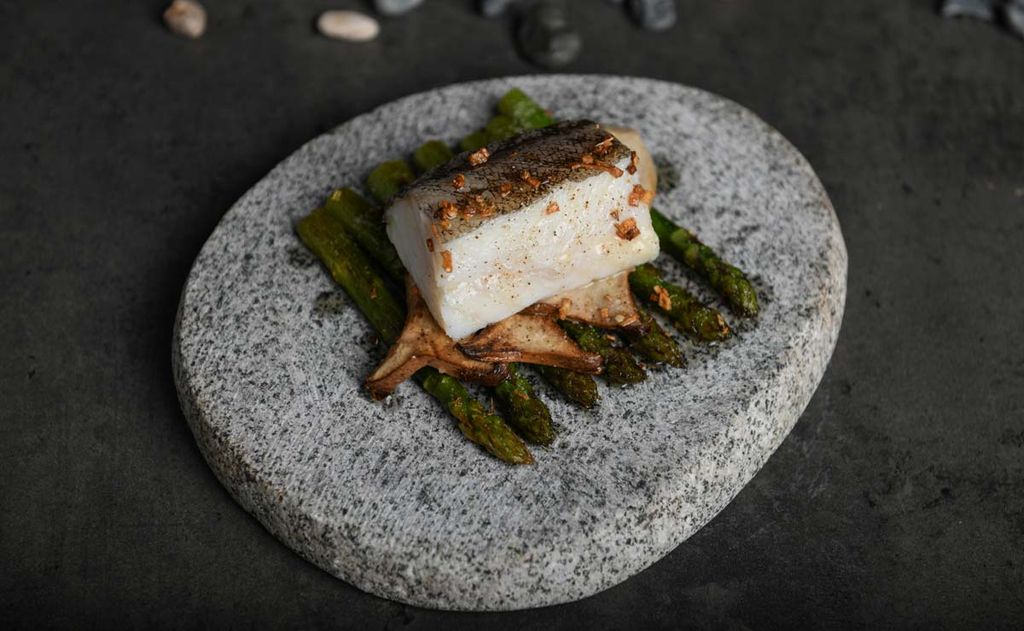 Bacalao al vapor con espárragos y boletus