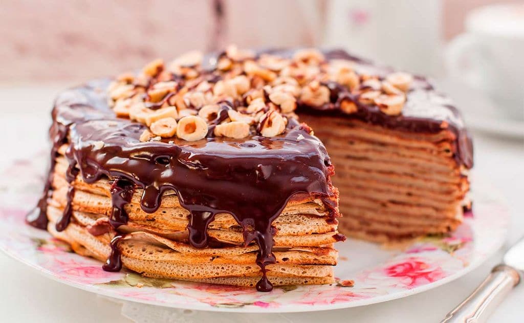 Tarta de crepes con chocolate y avellanas