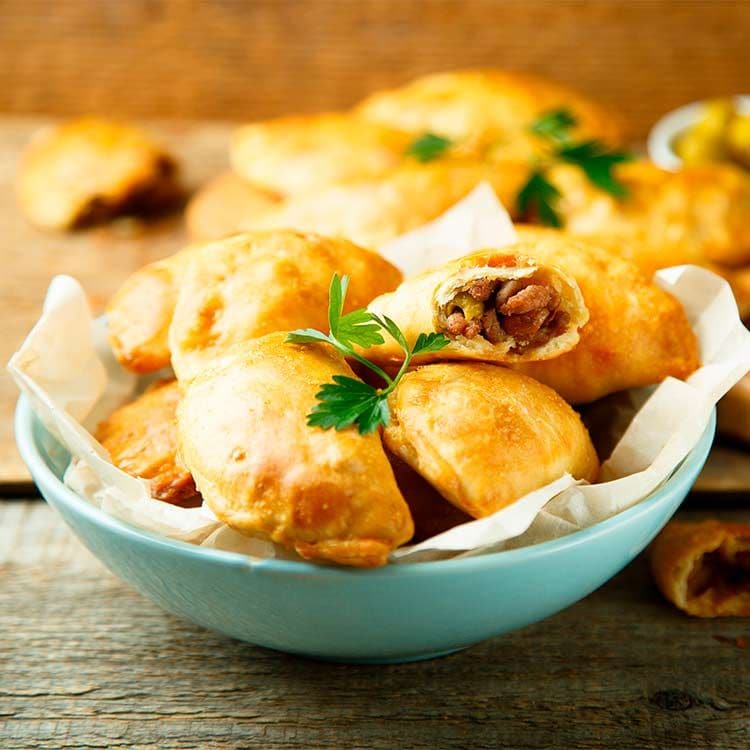 Empanadillas rellenas de carne picada y aceitunas