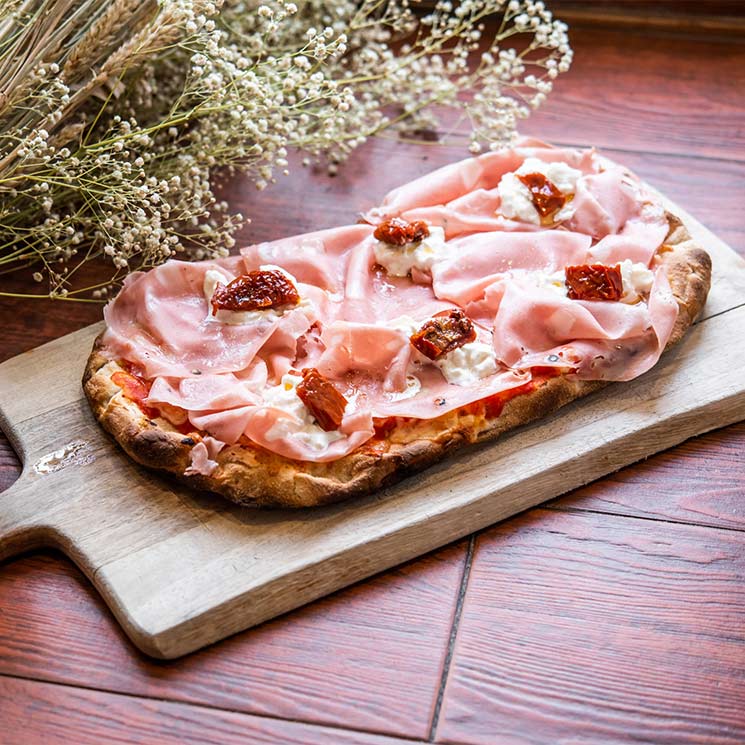 'Pinsa' de mortadela, burrata y tomates secos