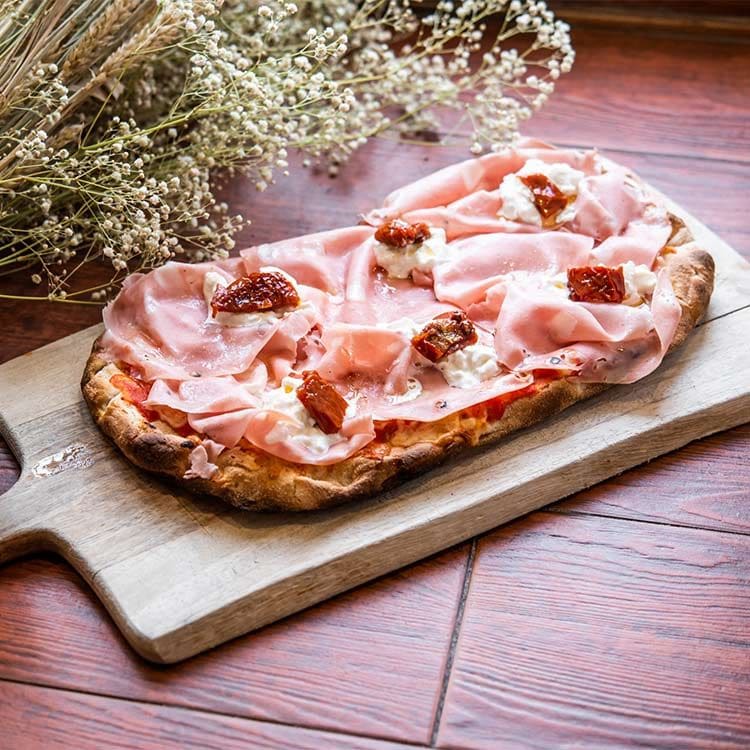 'Pinsa' de mortadela, burrata y tomates secos