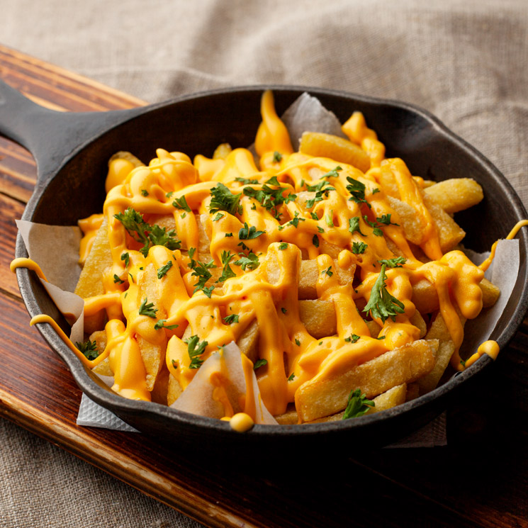 Patatas fritas con salsa de queso 'Cheddar'