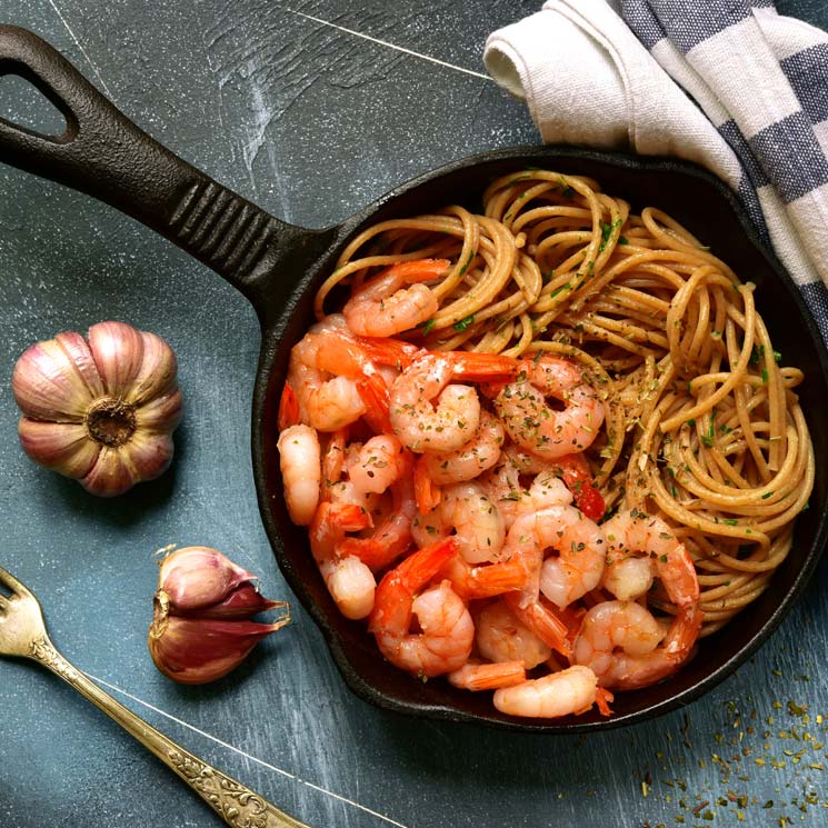 Espaguetis integrales con ajo y gambas