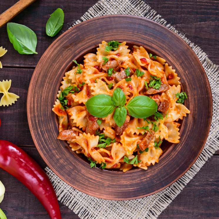 'Farfalle' integrales con pollo, pimiento y albahaca