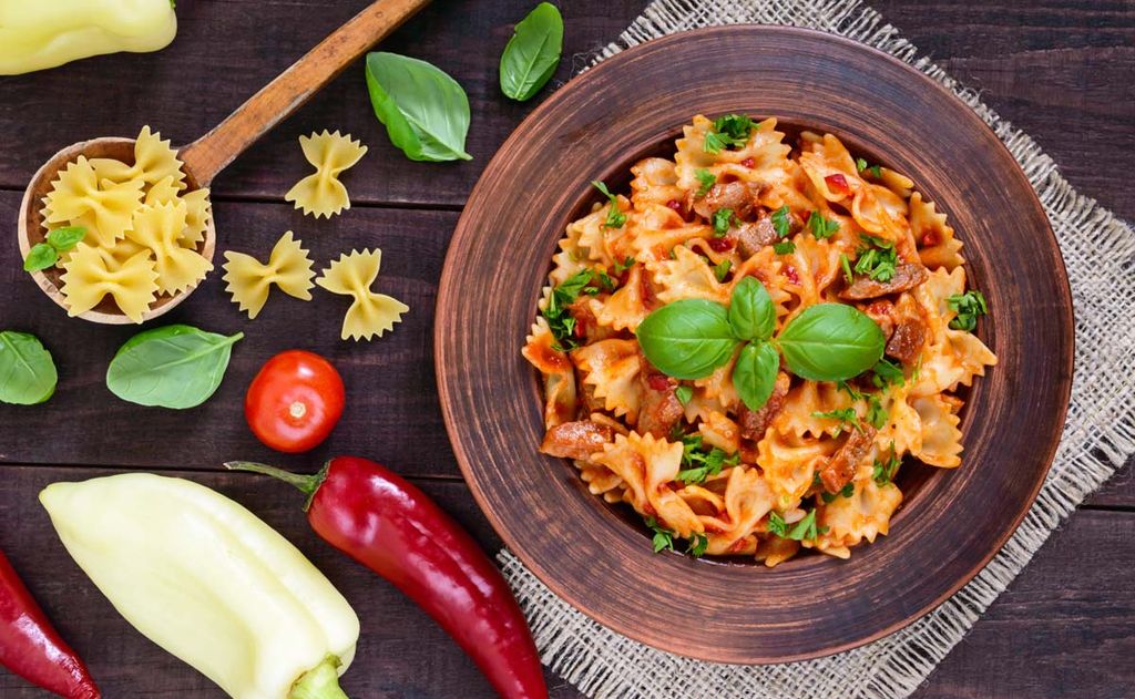 'Farfalle' integrales con pollo, pimiento y albahaca